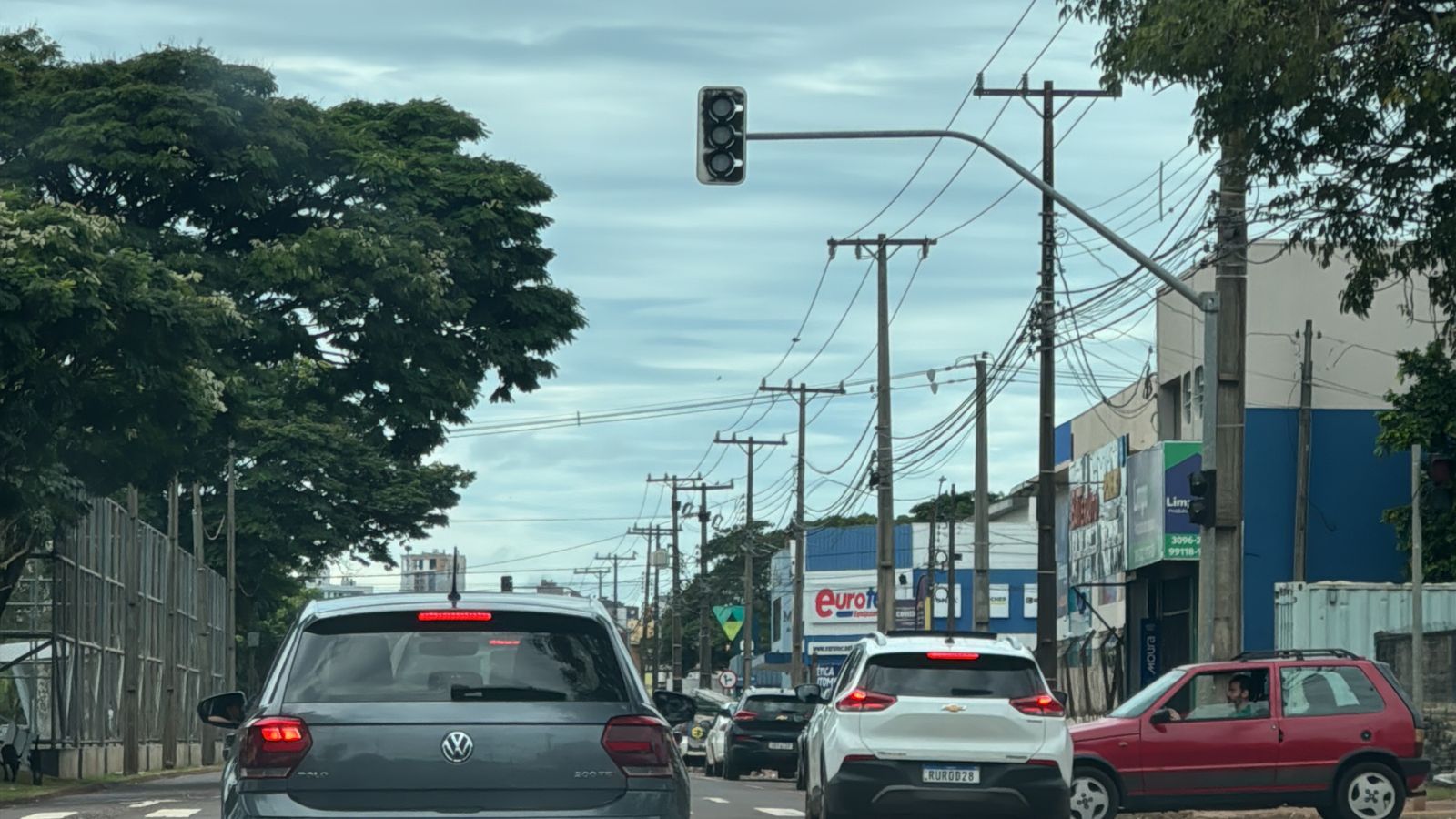 Imagem referente a notícia: Apagão atinge bairros de Cascavel, deixa semáforos apagados e afeta milhares de moradores