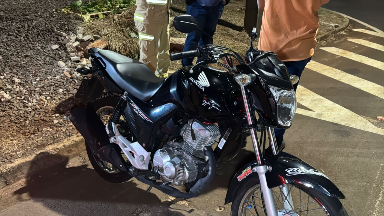 Motociclista de 21 anos fica ferido após colisão com carro no Bairro Riviera, em Cascavel