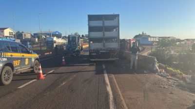 Imagem referente a notícia: Caminhoneiro perde controle, bate em barreira e é arremessado para fora na BR-277