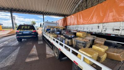 Imagem referente a notícia: PRF apreende quase 4 toneladas de maconha escondidas em carga de soja na BR-163, no Paraná
