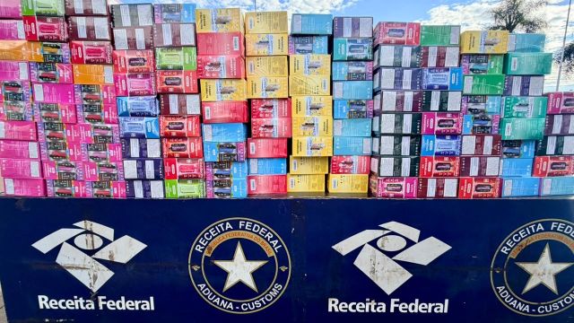 Imagem referente a notícia: Receita Federal apreende caminhão com carga de R$ 500 mil em cigarros eletrônicos na Ponte da Amizade