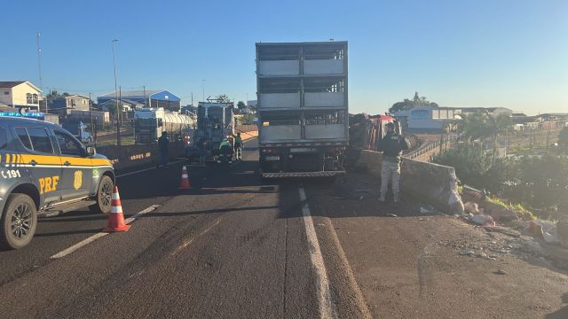 Caminhoneiro perde controle, bate em barreira e é arremessado para fora na BR-277