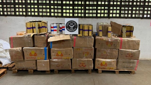 Imagem referente a notícia: Polícia Federal apreende 2,3 toneladas de maconha escondidas em carga de trigo na BR-277, no Paraná