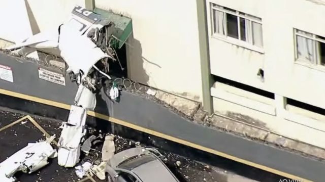 Imagem referente a notícia: Avião de pequeno porte cai e atinge prédio residencial em Belo Horizonte; duas pessoas morrem