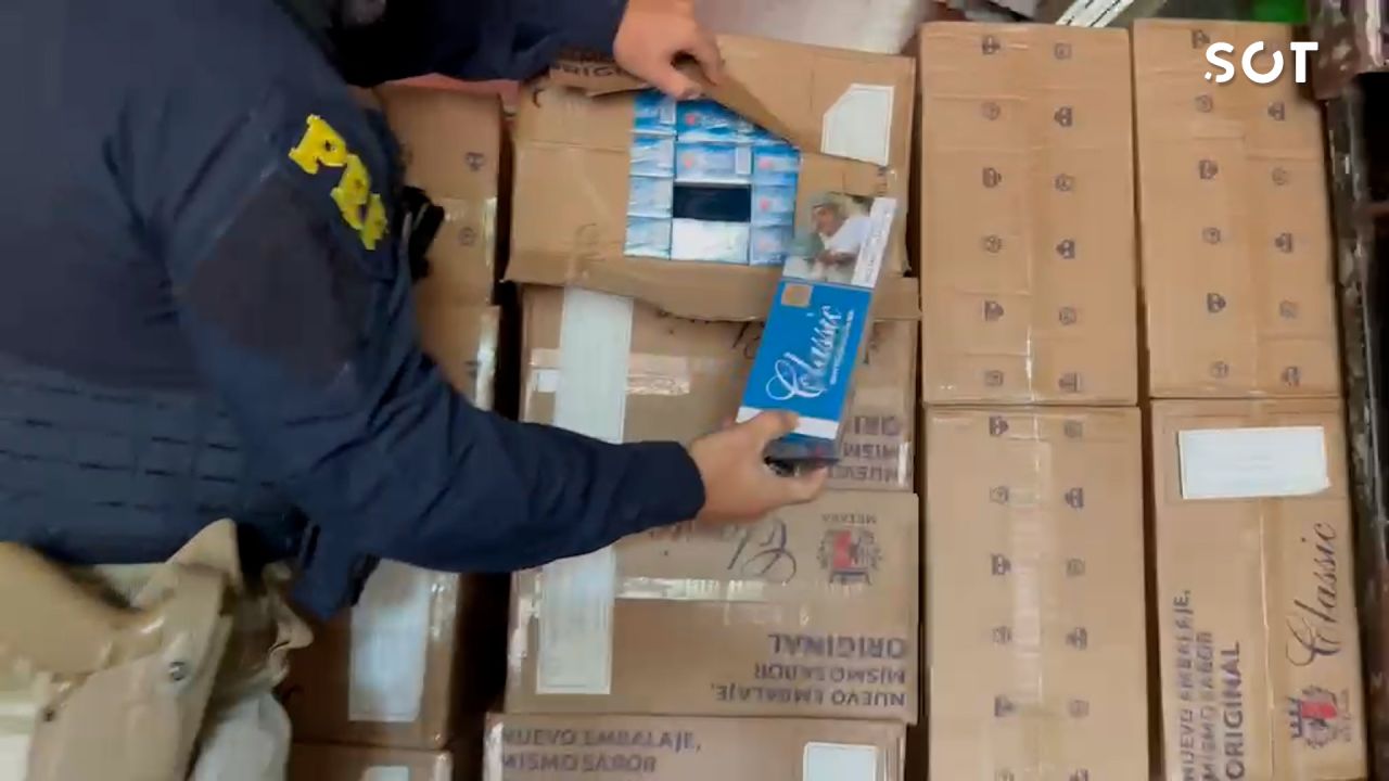 PRF apreende 300 mil maços de cigarros contrabandeados em caminhão na BR-163, no Paraná