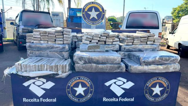 Imagem referente a notícia: Receita Federal apreende caminhão com 500 kg de droga escondida em fundo falso na Ponte da Amizade