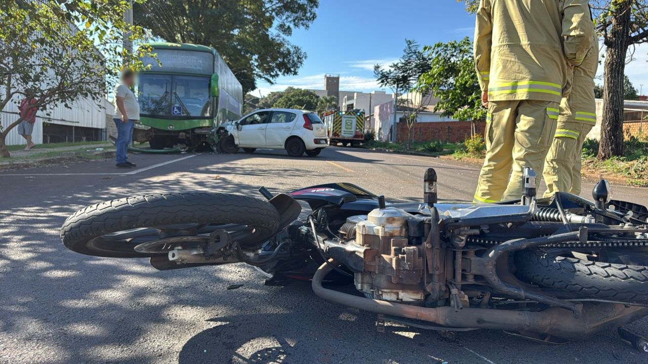 Carro bate em moto, atinge ônibus parado e mulher é retirada pelo porta-malas após acidente em Cascavel