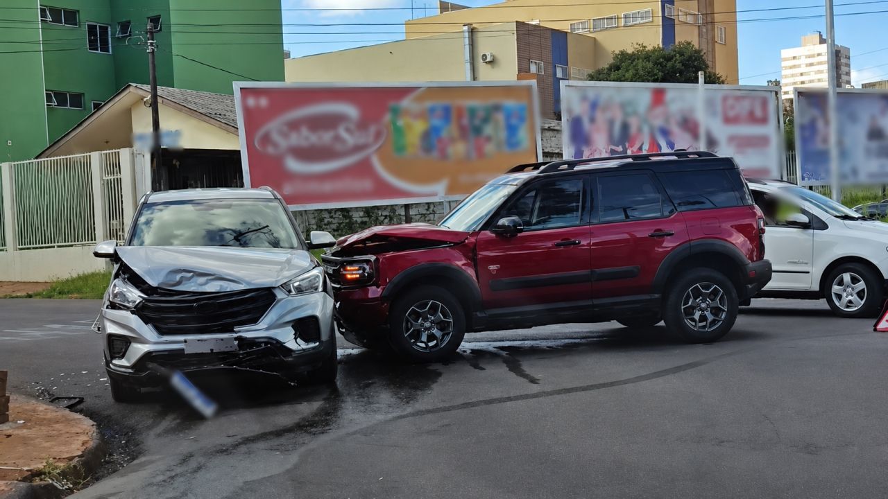 Ford Bronco se envolve em colisão tripla e mobiliza socorristas no Coqueiral, em Cascavel