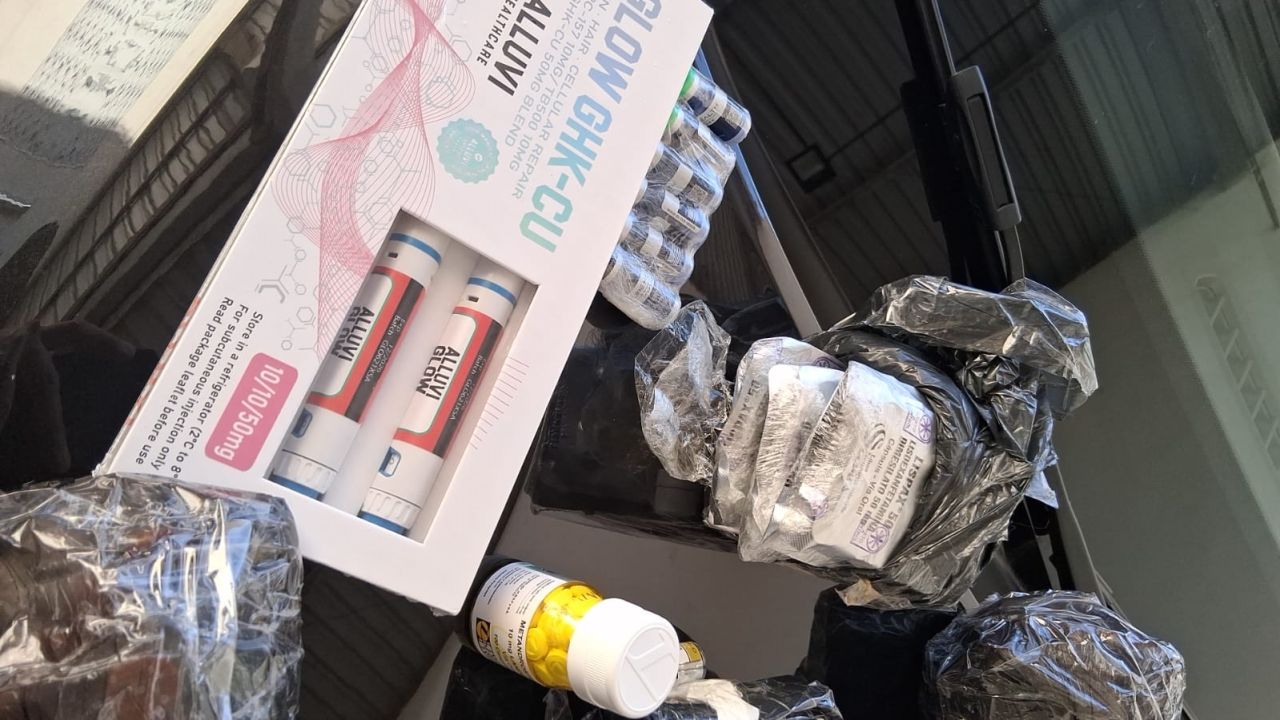 PRF e Receita Federal apreendem medicamentos e mercadorias estrangeiras irregulares na BR-277 em Cascavel