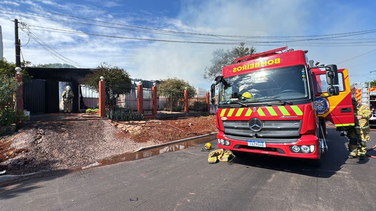 Incêndio destrói casa de madeira e mobiliza bombeiros no bairro Alto Alegre, em Cascavel
