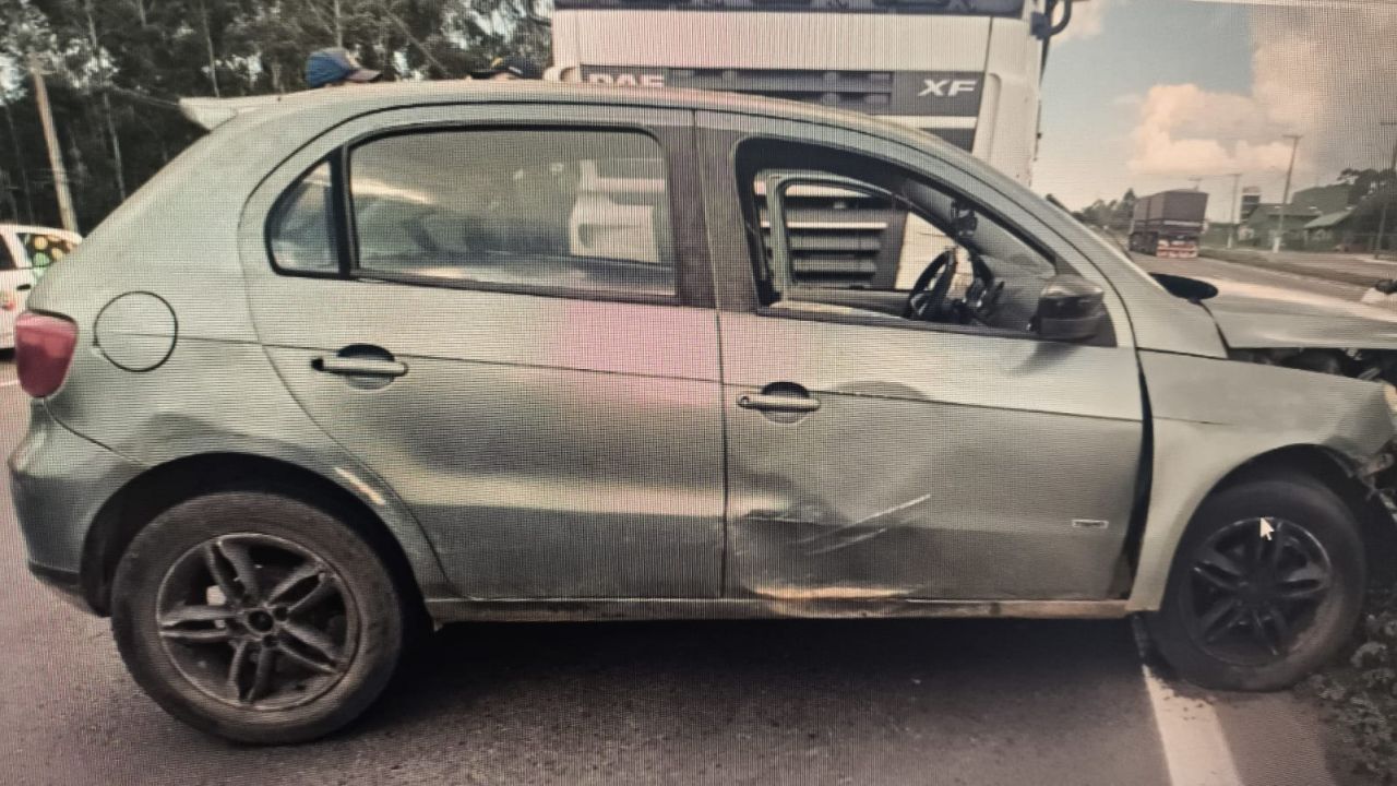 Motorista fica ferido após colisão entre carro e caminhão na BR-376 em Ponta Grossa