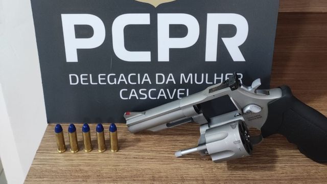 Imagem referente a notícia: Polícia Civil apreende revólver em operação por violência doméstica em Cascavel após pedido de medida protetiva