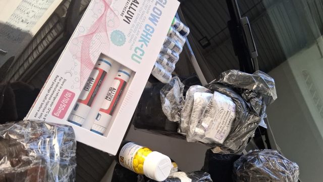 Imagem referente a notícia: PRF e Receita Federal apreendem medicamentos e mercadorias estrangeiras irregulares na BR-277 em Cascavel