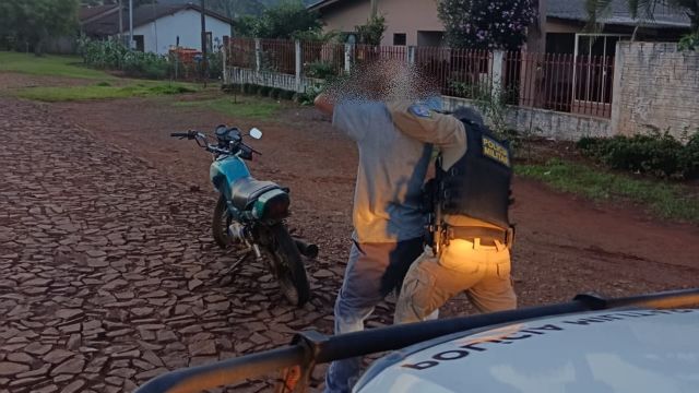 Motociclista é preso após PM encontrar moto sem placa e com sinais adulterados em São João do Oeste