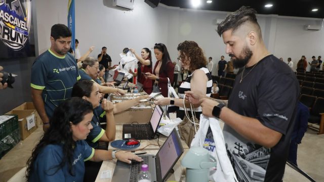 Imagem referente a notícia: Com entrega de ração, corredores garantem Kits da corrida Cascavel Flight Run