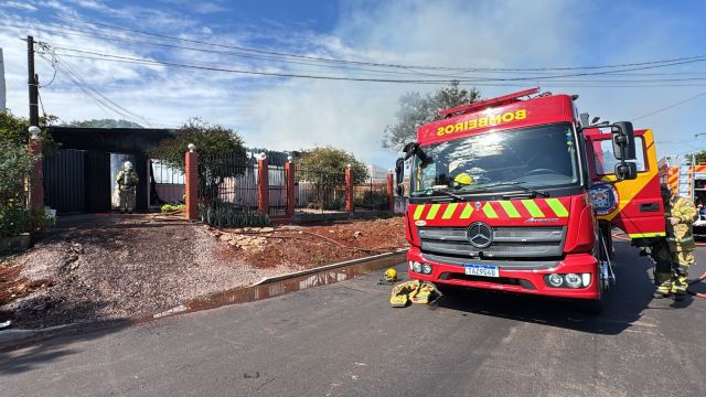 Imagem referente a notícia: Incêndio destrói casa de madeira e mobiliza bombeiros no bairro Alto Alegre, em Cascavel
