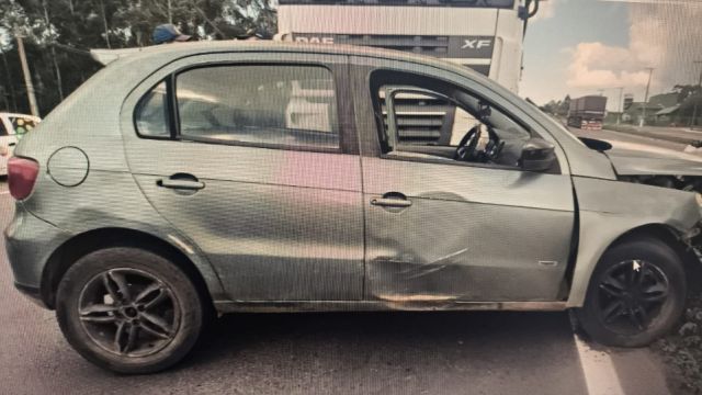 Imagem referente a notícia: Motorista fica ferido após colisão entre carro e caminhão na BR-376 em Ponta Grossa