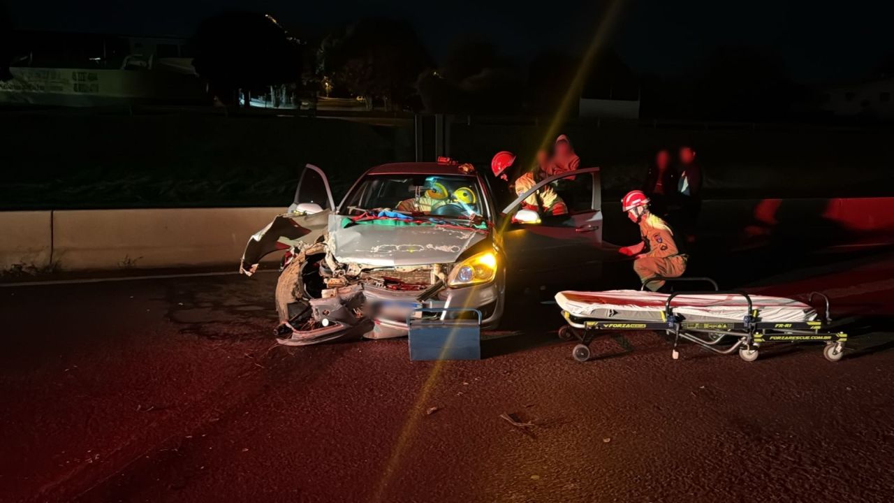 Grávida de seis meses perde controle de Vectra e bate contra guard rail na PRC-467, em Cascavel
