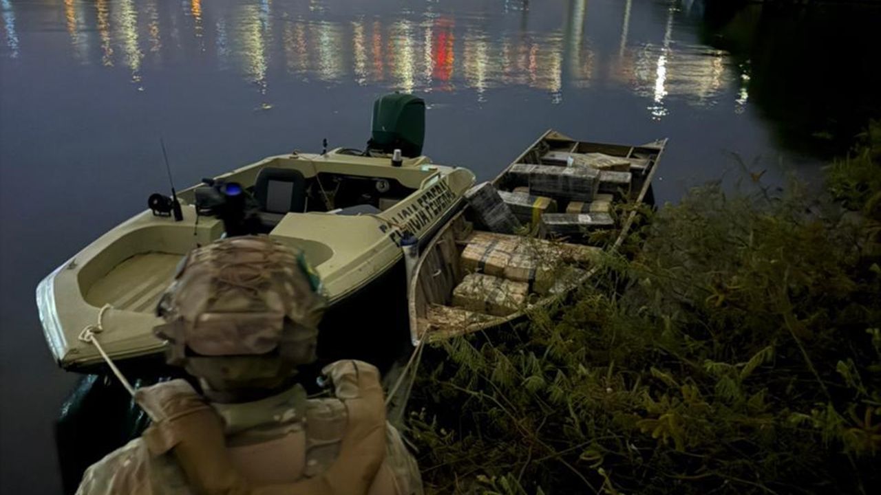 PF e PM apreendem 655 kg de maconha em barco à deriva no Rio Paraná, em Foz do Iguaçu