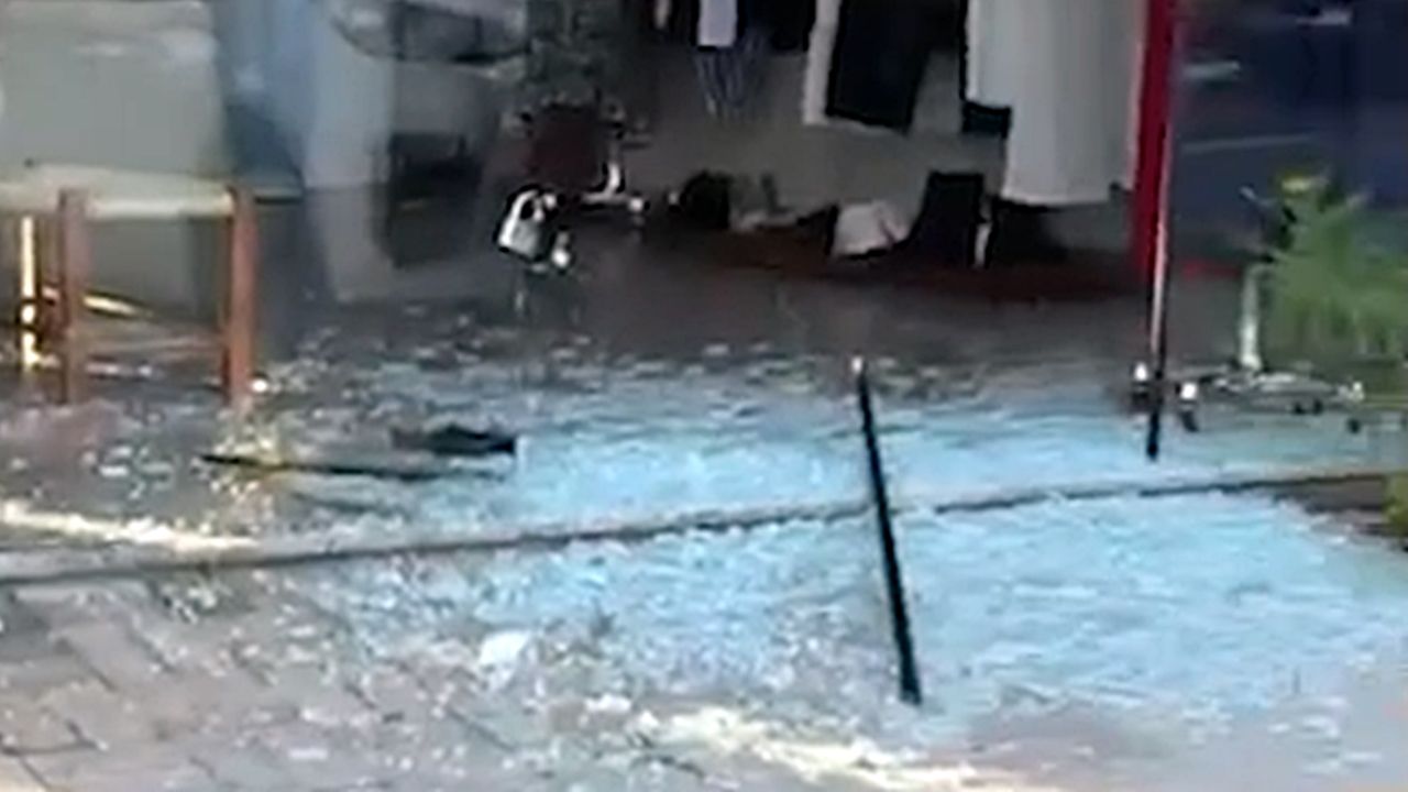 Loja de roupas é invadida novamente e tem fachada destruída em furto no Centro de Cascavel