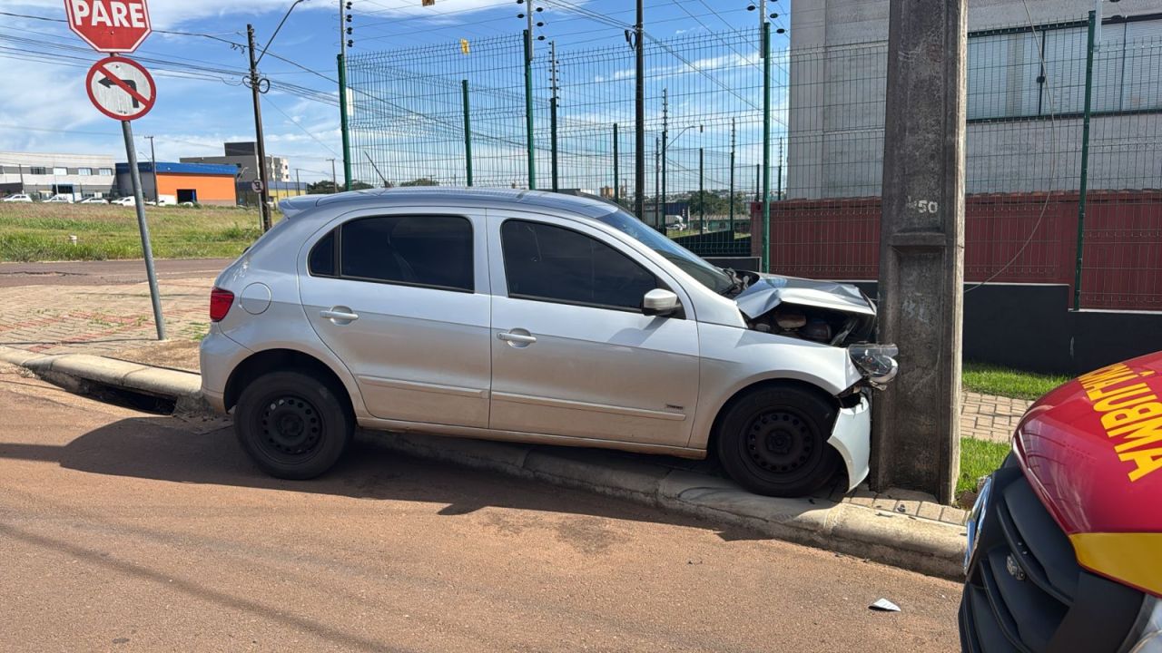 Motorista perde controle ao desviar de caminhão e destrói carro contra poste em Cascavel