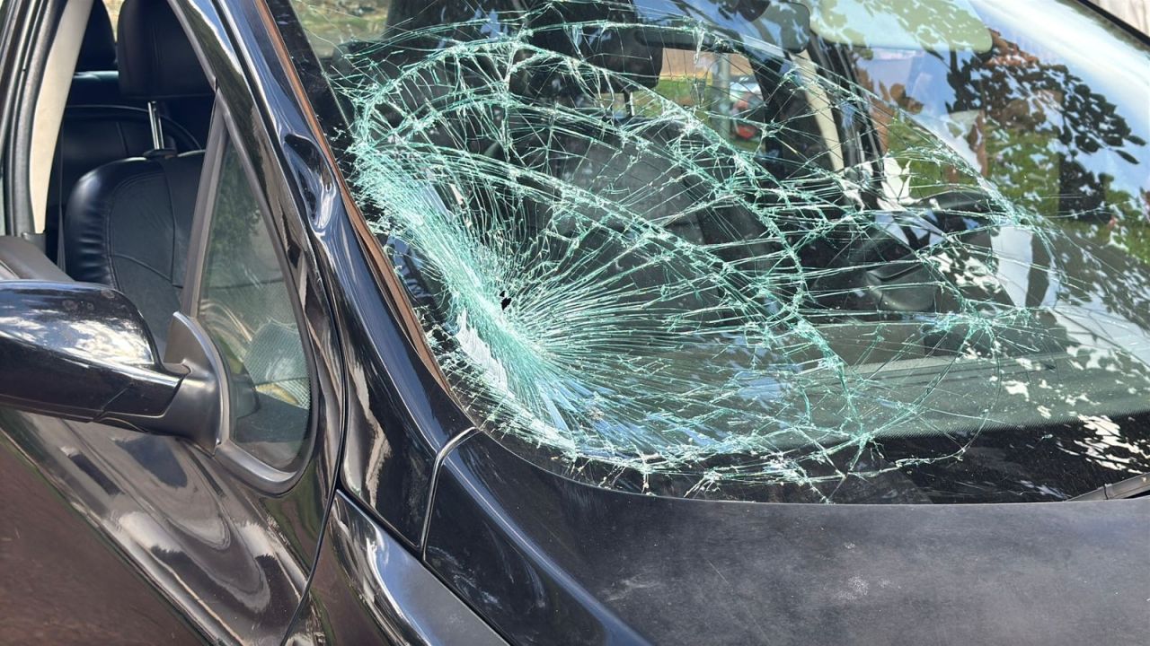 Homem de 31 anos fica ferido após colisão entre moto e carro no Bairro Morumbi, em Cascavel