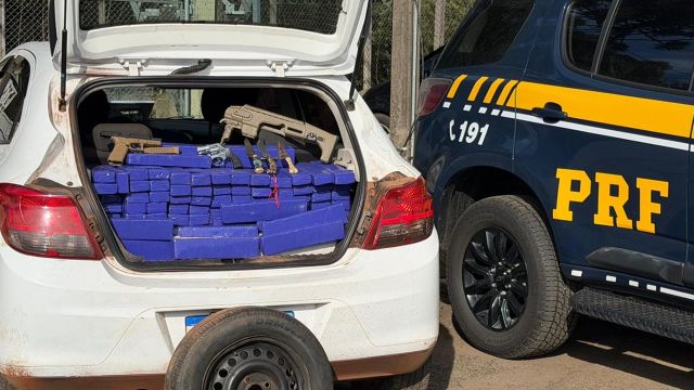 Imagem referente a notícia: PRF apreende mais de 300 quilos de maconha, armas e munições na BR-277 em Guarapuava