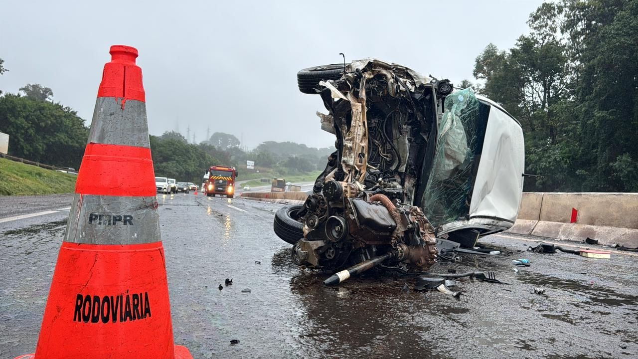 Motorista fica ferido após carro capotar e ter motor arrancado em grave acidente na PRC-467 em Cascavel