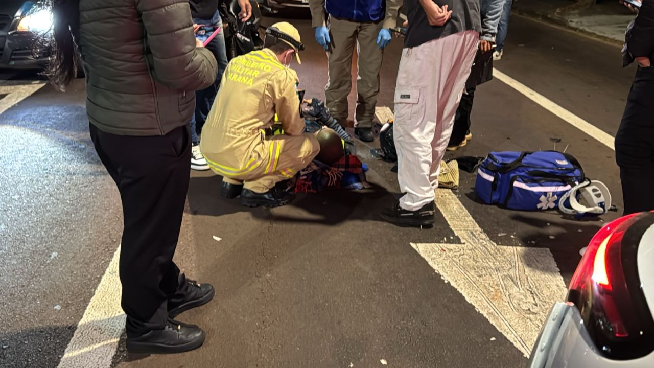 Motociclista de delivery fica ferido após bater na traseira de carro elétrico no Bairro São Cristóvão