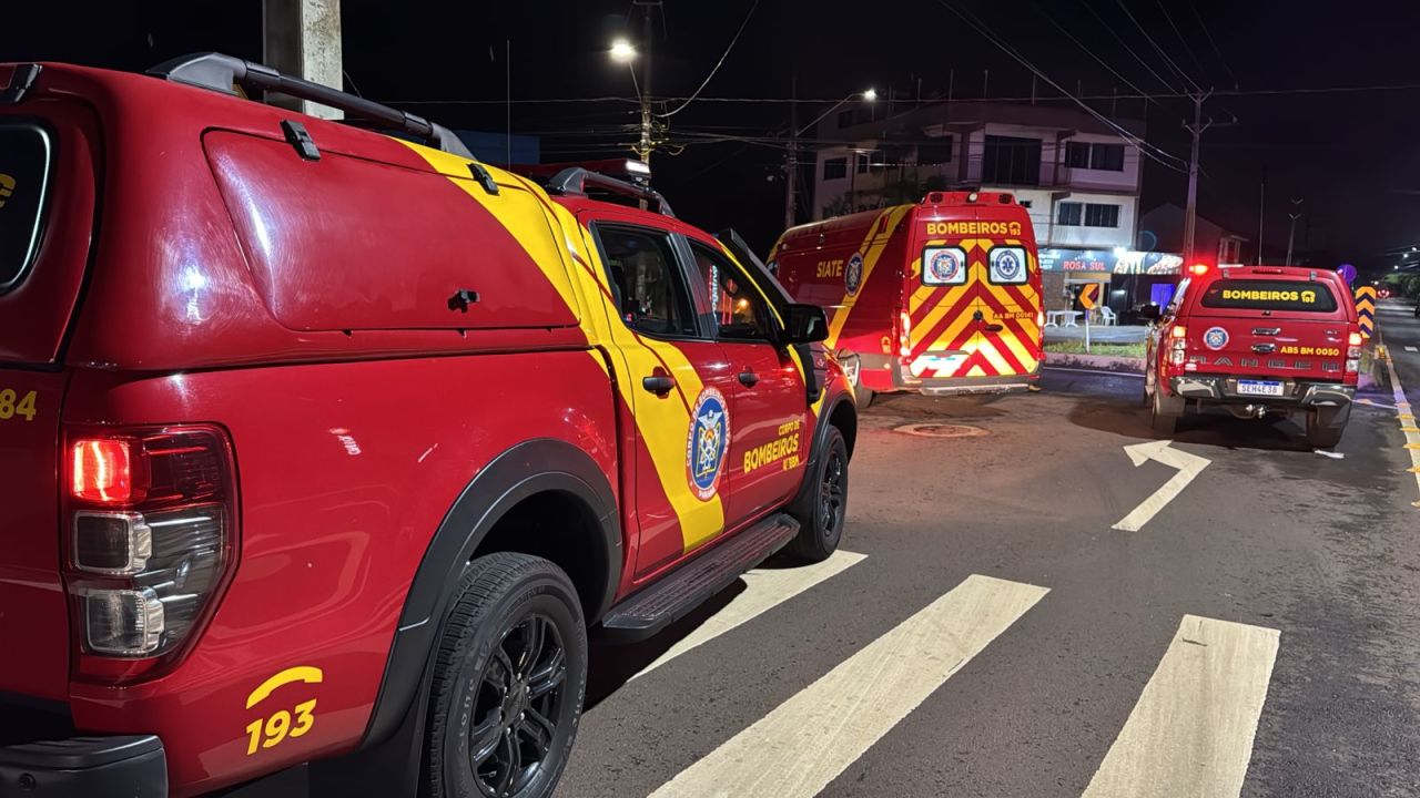 Motociclista fica ferido após "rampar" canteiro e bater contra placa na Rua Rio da Paz, em Cascavel