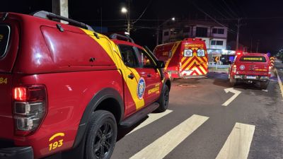 Imagem referente a notícia: Motociclista fica ferido após "rampar" canteiro e bater contra placa na Rua Rio da Paz, em Cascavel