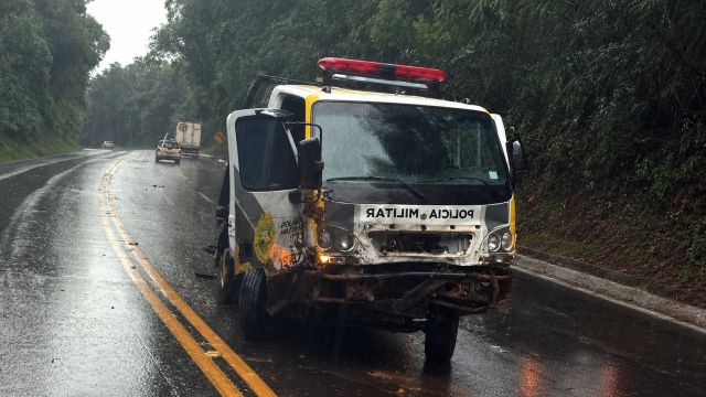 Caminhão da Polícia Militar sai da pista e bate em barranco na BR-277, em Virmond