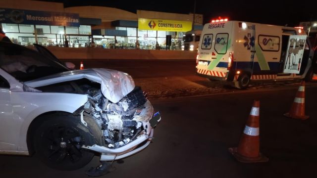 Imagem referente a notícia: Colisão traseira entre Jetta e Strada mobiliza socorristas na BR-163 em Capitão Leônidas Marques