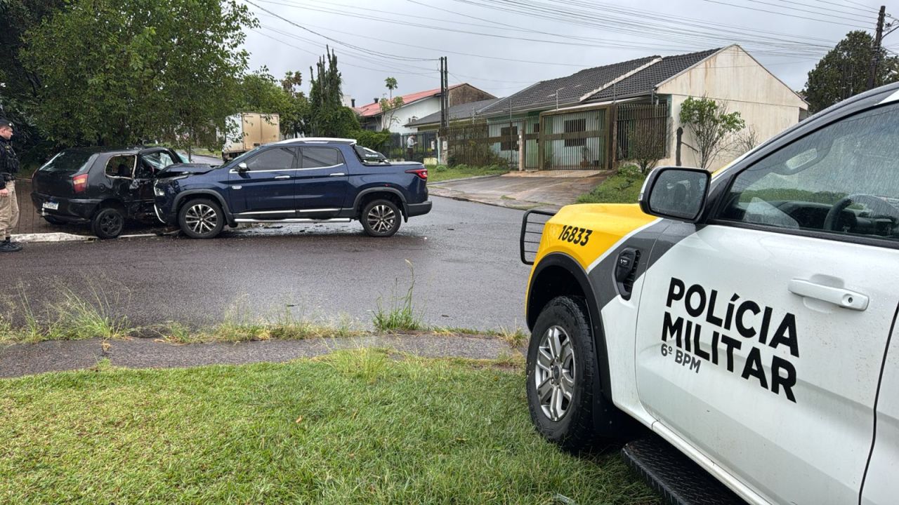 Batida entre Fiat Toro e Palio deixa feridos e mobiliza socorristas no Jardim Consolata, em Cascavel