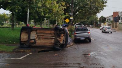 Imagem referente a notícia: Colisão entre dois veículos mobiliza resgate e trânsito no bairro Neva, em Cascavel