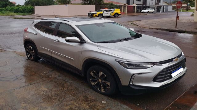 Imagem referente a notícia: Veículo com R$ 8 mil em débitos é apreendido após atitude suspeita ao avistar viatura em Cascavel