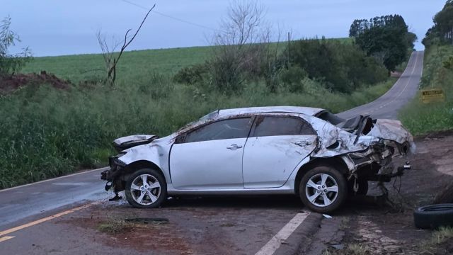 Motorista capota Corolla na PR-468 após dormir ao volante e é preso por embriaguez em Umuarama