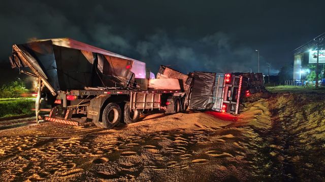 Colisão entre caminhões provoca tombamento e interdita parcialmente trecho da BR-376 em Ponta Grossa