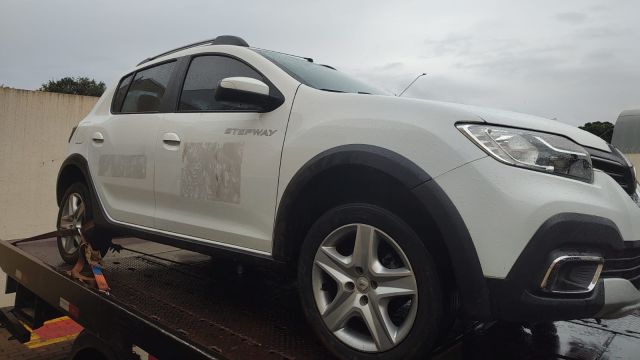 Imagem referente a notícia: Carro oficial furtado é recuperado após perseguição e homem armado acaba preso em Cascavel