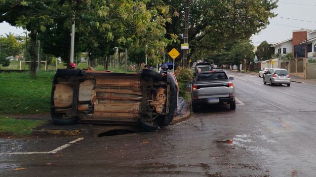 Imagem referente a notícia: Colisão entre dois veículos mobiliza resgate e trânsito no bairro Neva, em Cascavel
