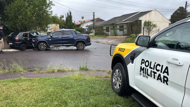 Imagem referente a notícia: Batida entre Fiat Toro e Palio deixa feridos e mobiliza socorristas no Jardim Consolata, em Cascavel