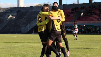 Imagem referente a notícia: FC Cascavel vence Joinville e retoma liderança do grupo na Série D com gol de Borech