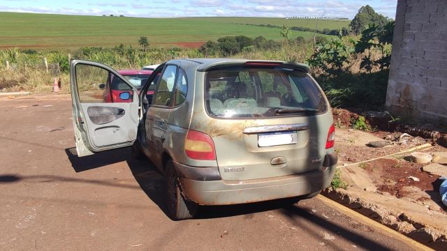 Homem com mandado em aberto é preso ao ser flagrado com carro furtado em Cascavel