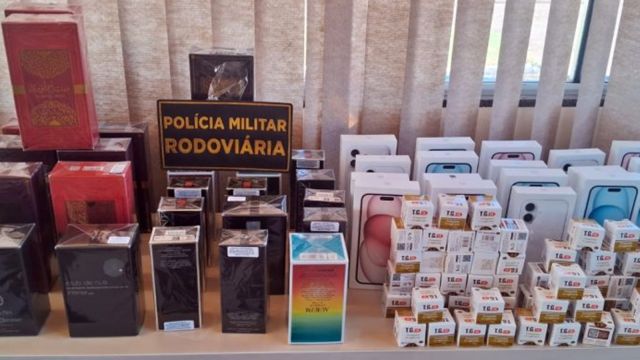 Imagem referente a notícia: Idoso de Cascavel é preso com iPhones, perfumes e medicamento proibido em ônibus na PR-180