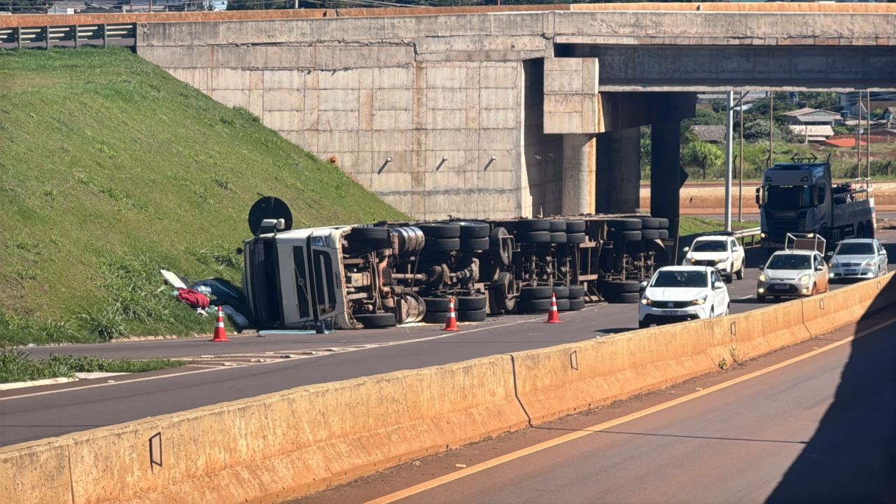 Caminhão tomba no Trevo Cataratas, interdita faixa e deixa trânsito lento na BR-369 em Cascavel