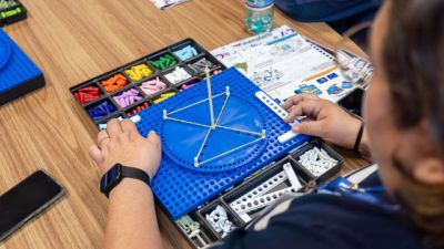 Imagem referente a notícia: Governo do Paraná adquire 120 kits para ensino de Matemática a alunos com deficiência visual