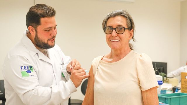 Imagem referente a notícia: Cobertura vacinal contra gripe segue baixa em Cascavel e acende alerta para grupos prioritários