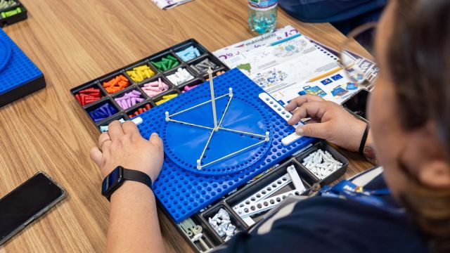Governo do Paraná adquire 120 kits para ensino de Matemática a alunos com deficiência visual