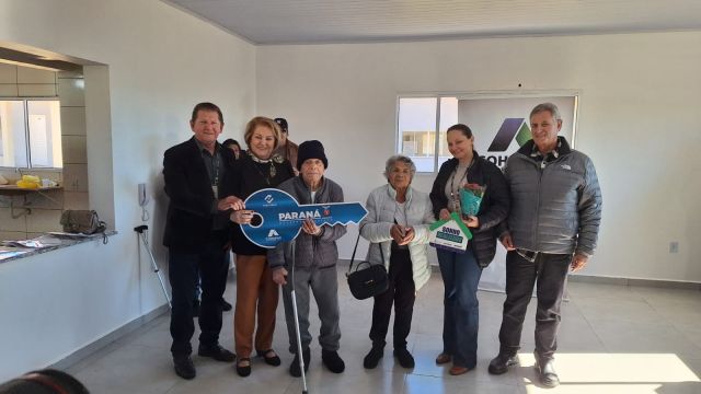 Idosos recebem chaves da casa própria em Cascavel durante entrega do Condomínio do Idoso