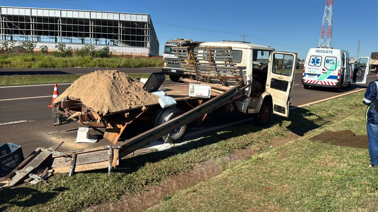 Forte colisão entre caminhão e utilitário deixa ferido na BR-277, entre Cascavel e Santa Tereza do Oeste